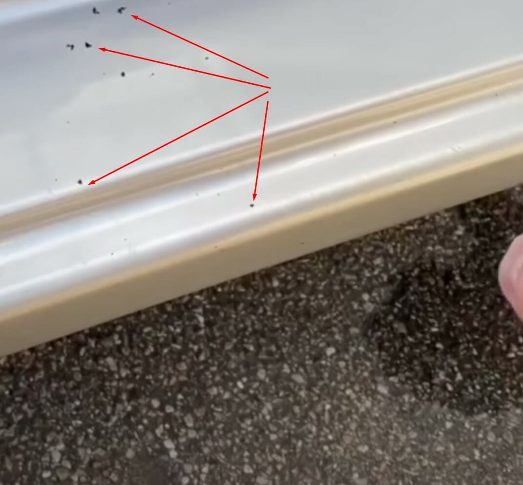 Tjære på bilens paneler Tjære på bilens paneler