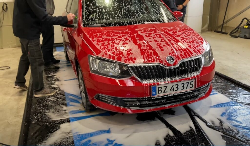 Bilen vaskes grundigt Bilen vaskes grundigt