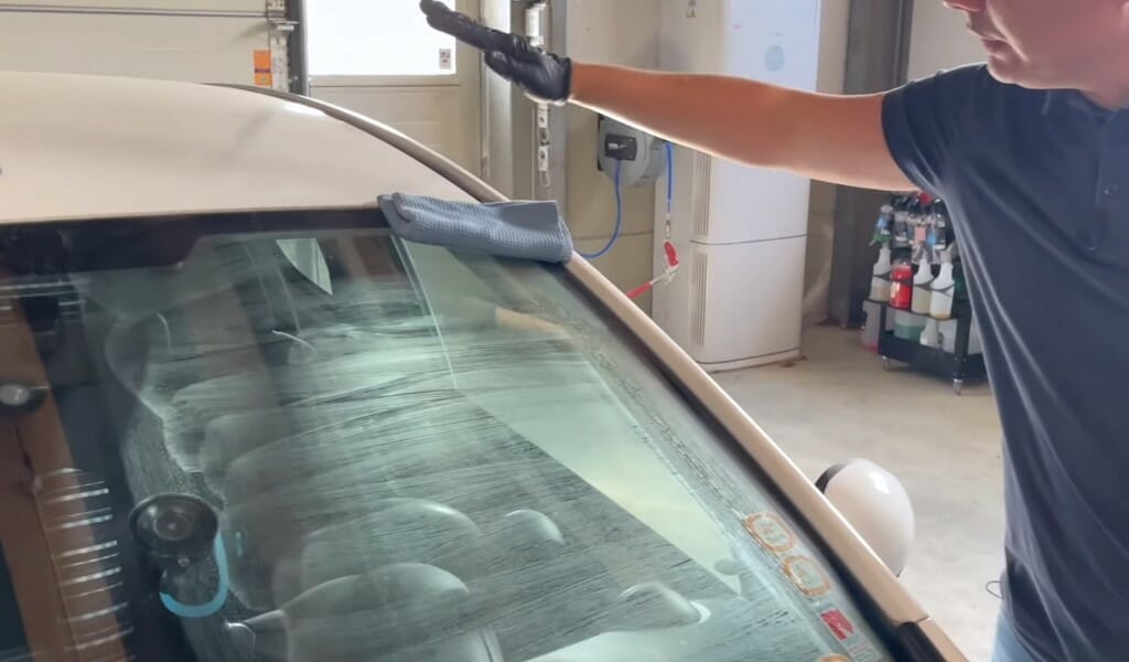 Tør af efter 5 minutter med fugtig klud