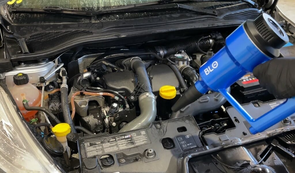 Aftørring af motorrum Aftørring af motorrum